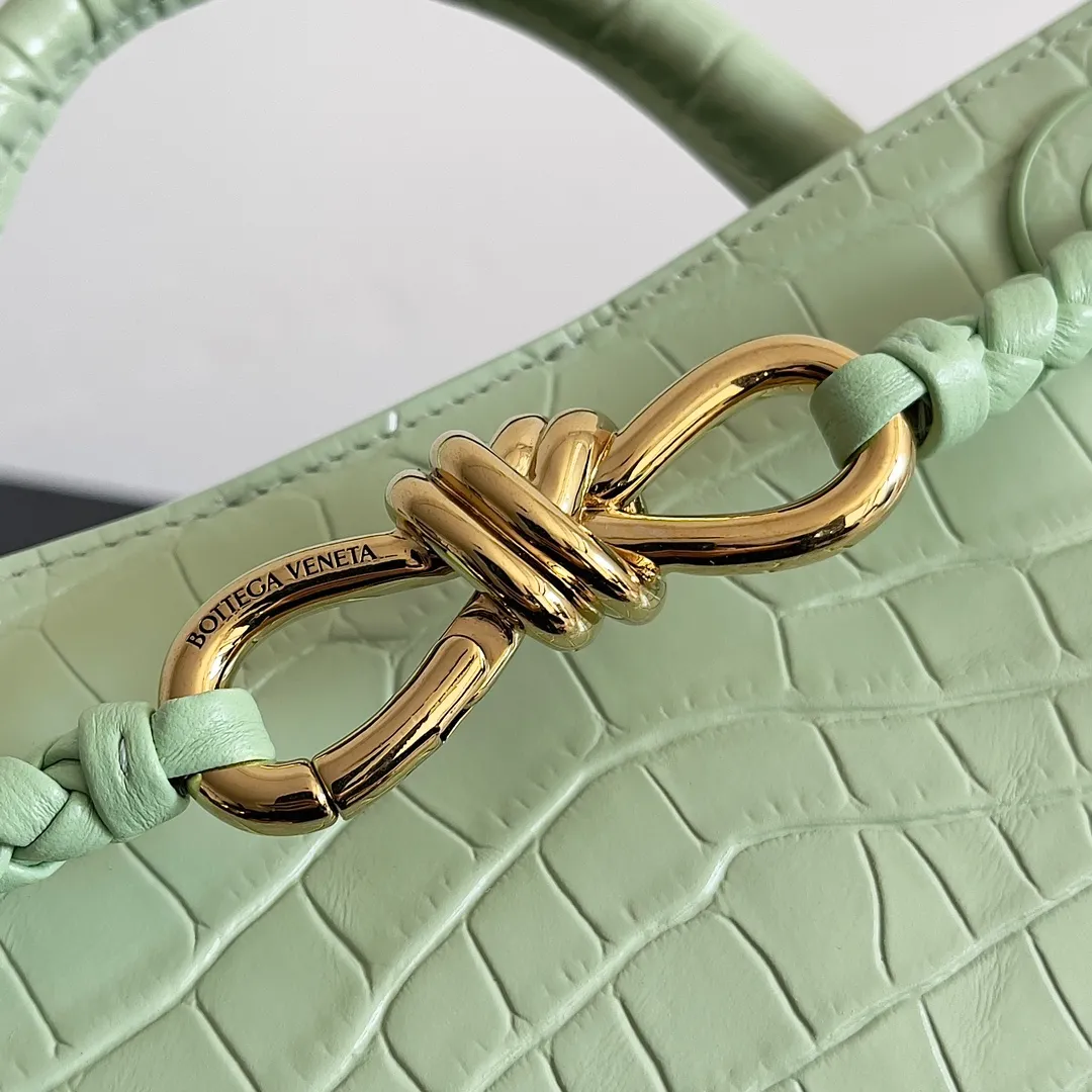 Batch 2880 BOTTEGA VENETA new women's crocodile leather ANDIAMO is shipped! ! ! As a classic model of the BV family, each innovation brings different surprises to fans. There are three ways to carry it with different makeup. Crocodile skin is called the gold in leather and is famous for its top luxury and rarity. During use, the luster of the crocodile skin will not fade or fade with time. No matter how long it is used, it will still remain new. And because each crocodile skin is different, the effect of each crocodile leather bag is different. Style number: 777614 Size: 22*9*15.5cm